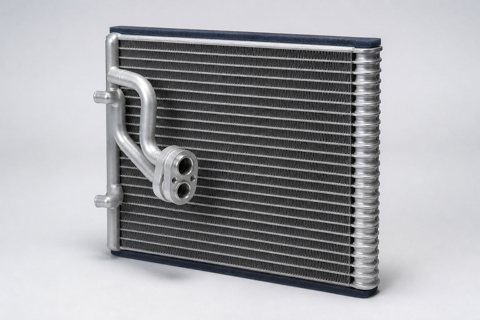 Automotive air-conditioning evaporator core with pipe connections